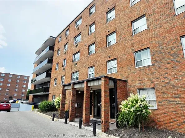 3900 Wyandotte St E #121, Windsor, ON N8Y 1G6
