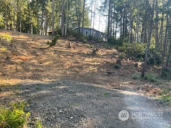 2nd image of 131 E Dartmoor Dr