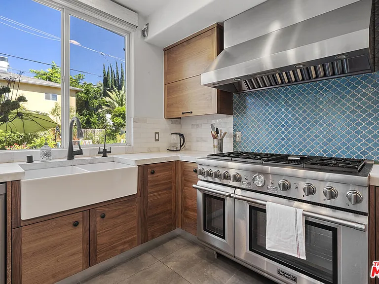 4544 Tobias Ave — Photo 18