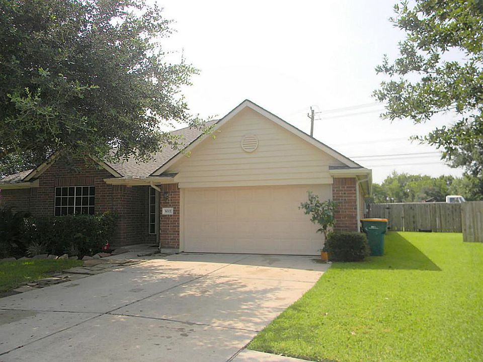 Welcome to your charming one stone home in Pearland!