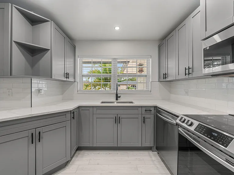 908 Hibiscus Dr — Photo 10
