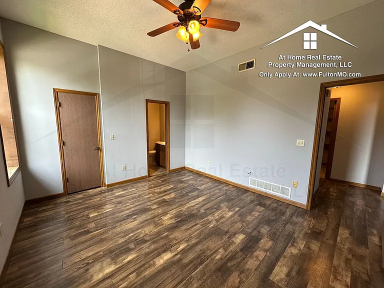 103 E 10th St #21 — Photo 20