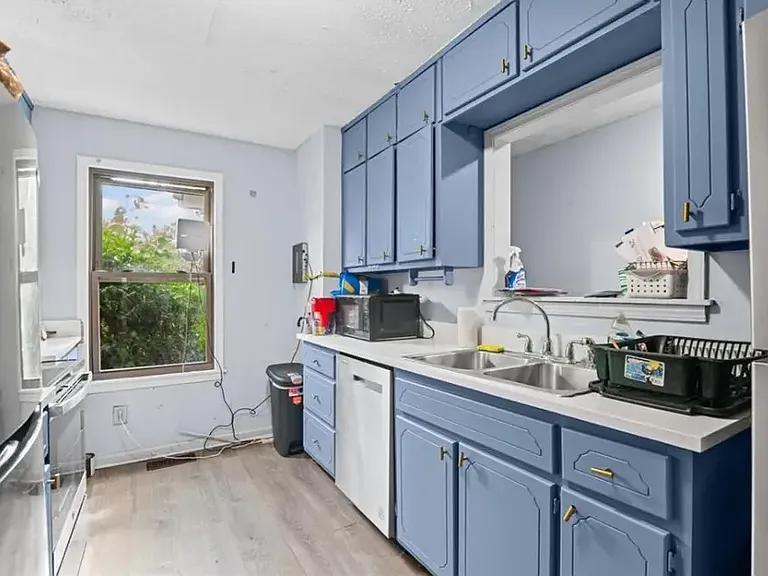 877 Beckwith St SW — Photo 3