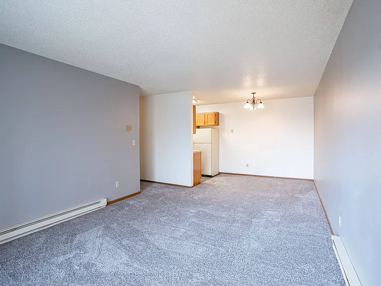 Fargo, ND Southgate Apartments | 21D | Living
