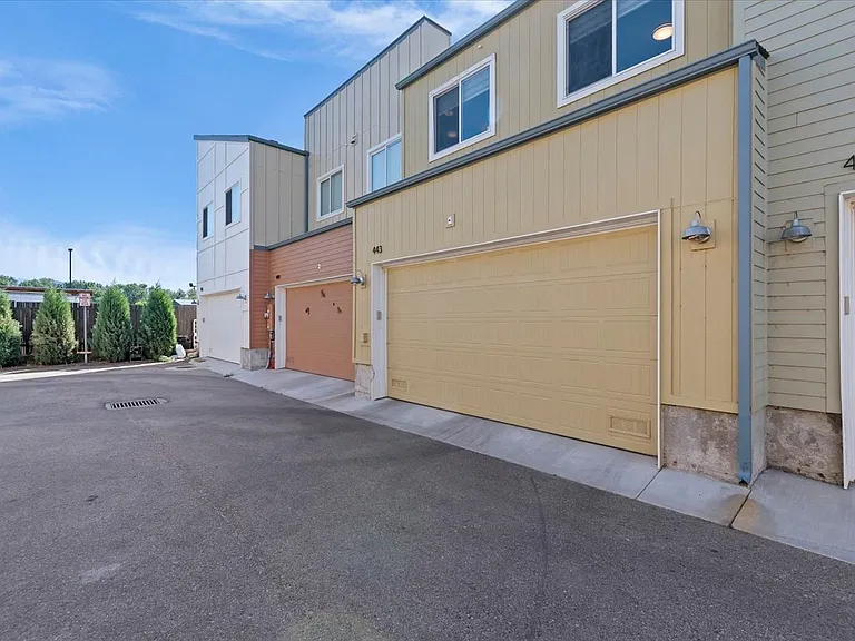 443 E Danika Ln — Photo 32