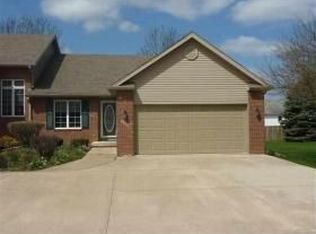 350 Country Club Ct, Eldridge, IA 52748