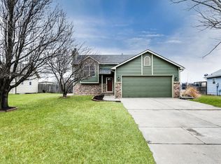 810 W Deerfield Cir, Valley Center, KS 67147