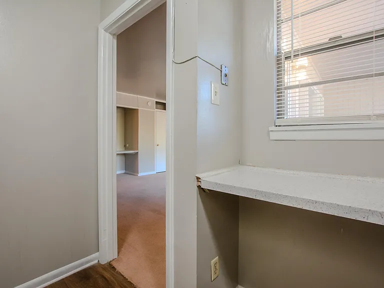123 N Polk St #14 — Photo 9