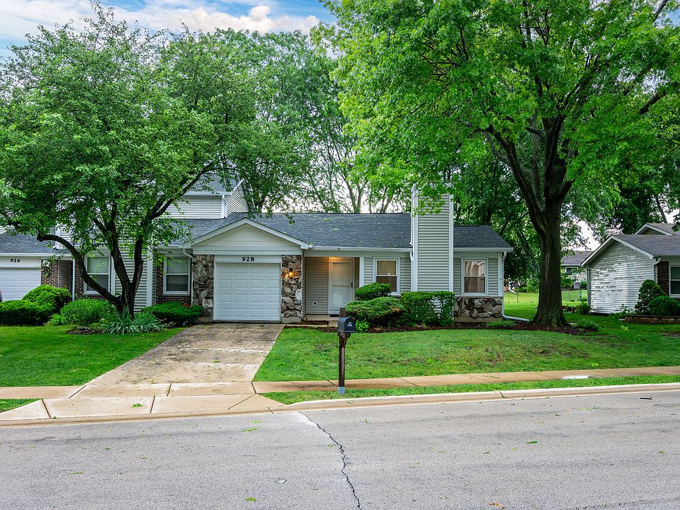1st image of 928 Colony Lake Dr