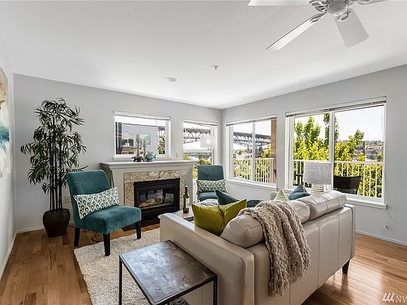Corner Unit, tons of windows