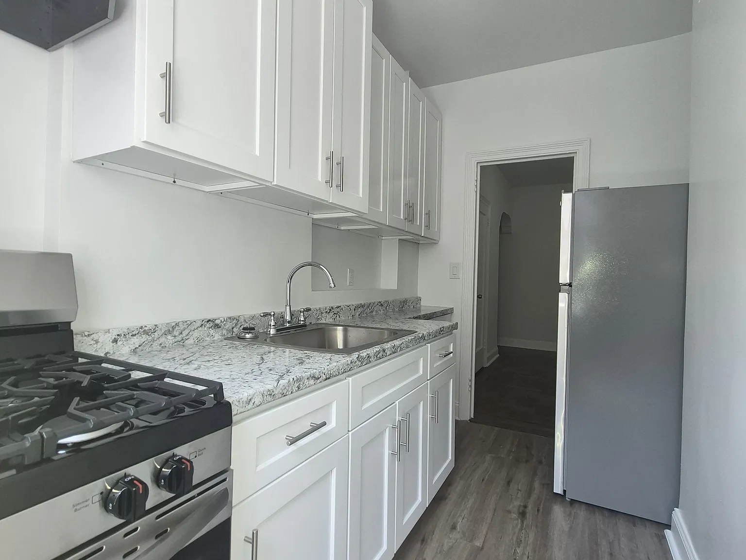 4580 Broadway — Photo 2