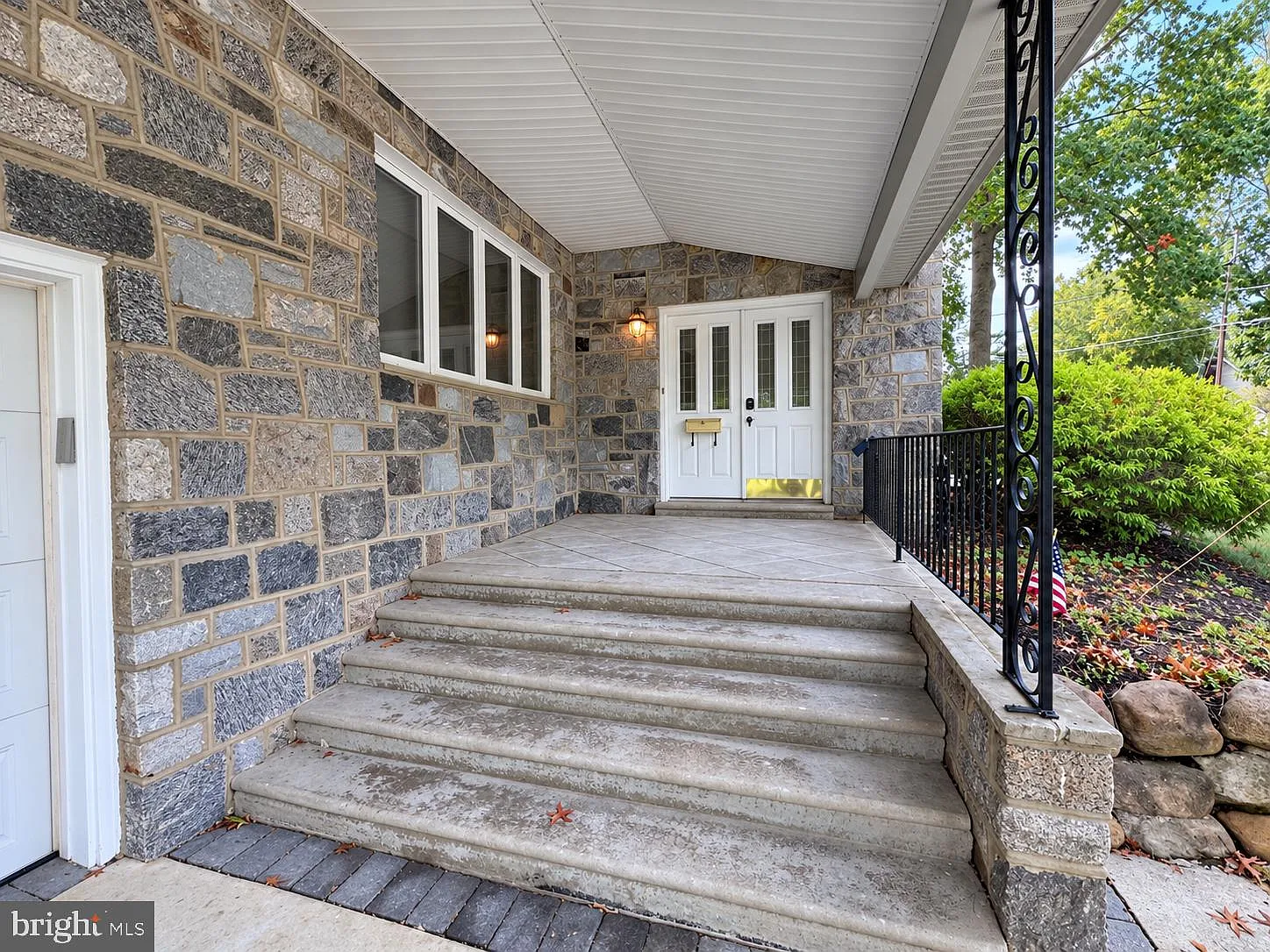 4 bed, 2.5 bath, 2660 sqft, $4,000 — Photo 4