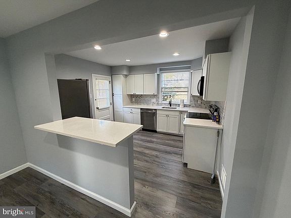 4th image of 687 Bristol Rd