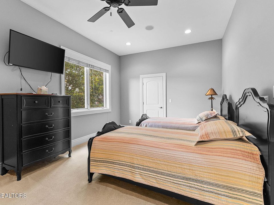 46th image of 643 Crown Pointe Rd