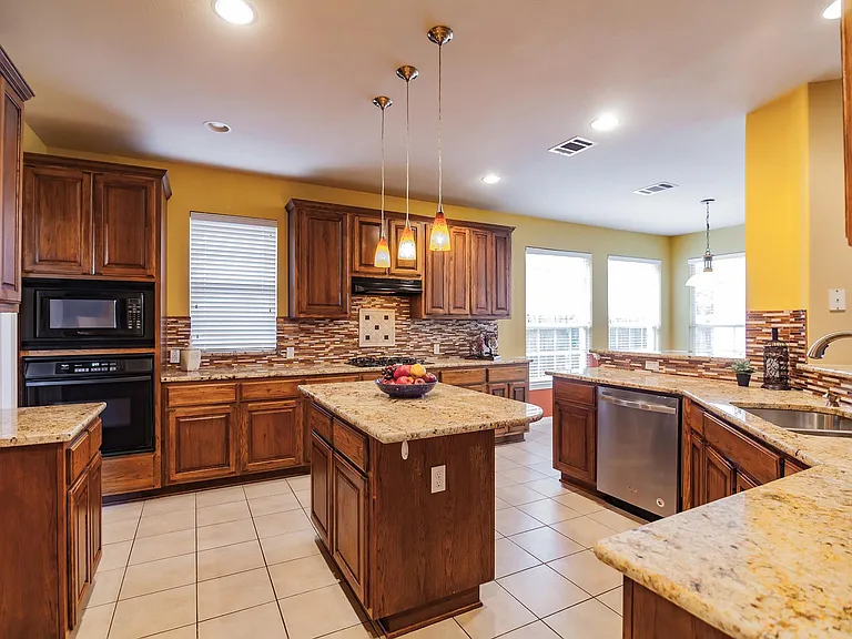 2412 Arbor Dr — Photo 3