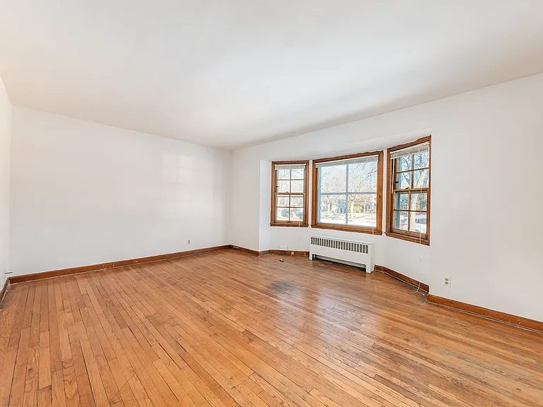 Bay Window / Living Room