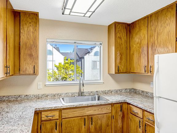 3rd image of 3330 Del Monte Blvd #C755f2bfe