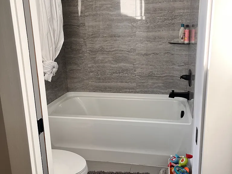 Upstairs full bathroom.