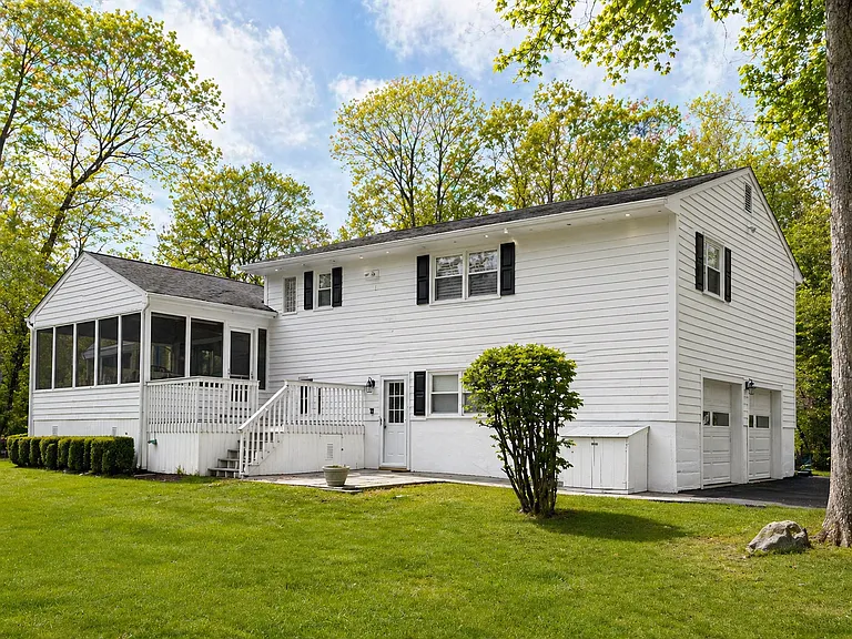 11 Twin Circle Dr — Photo 2