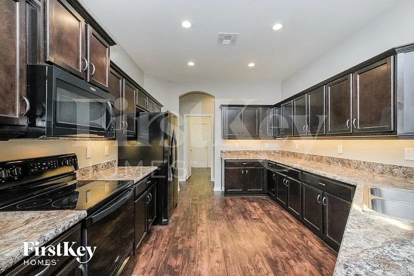 5 bed, 3.0 bath, 2530 sqft, $2,875 — Photo 4