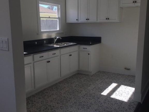 3rd image of 2623 1/2 S La Salle Ave