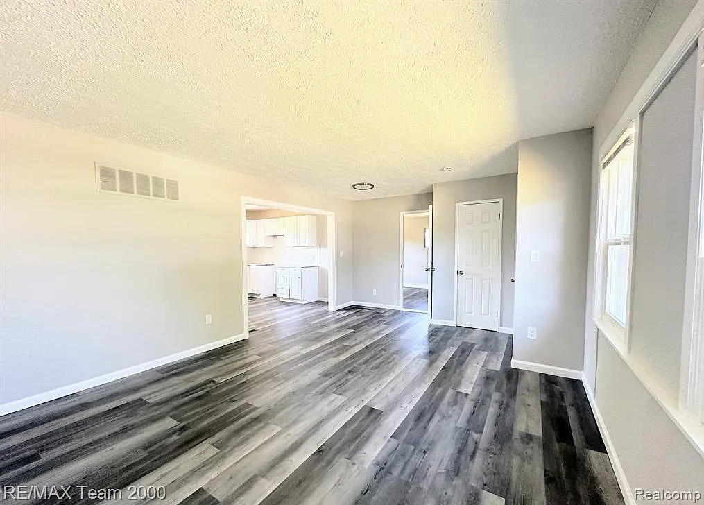 3 bed, 1.0 bath, 1351 sqft, $1,650 — Photo 4