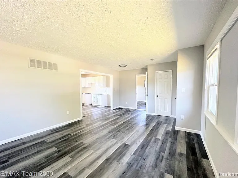 316 Lytle Pl — Photo 4