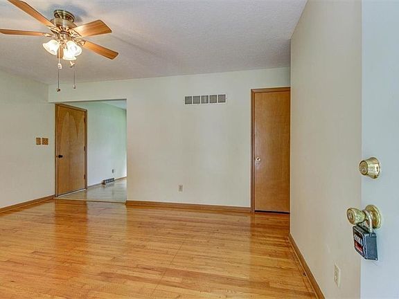 4th image of 3609 S Brentwood Ave