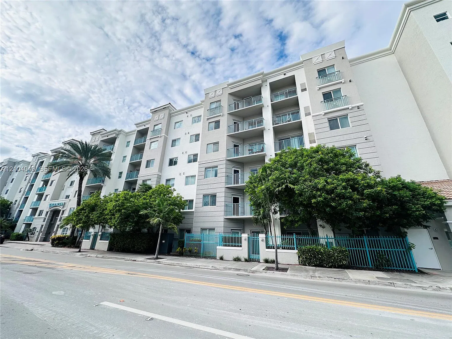 Valencia Condo — Photo 2