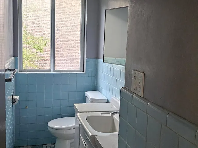 Guest Powder room - East