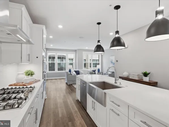 213 Market Sq NW #19, Vienna, VA 22180