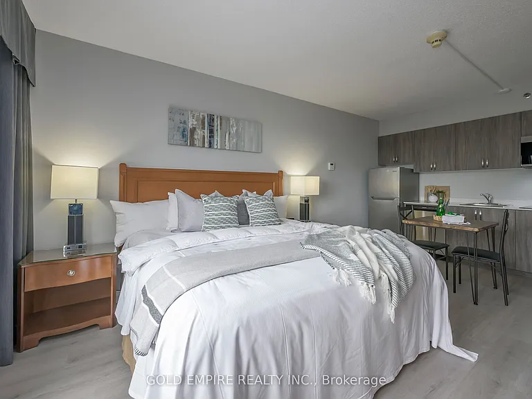 300 King St #STUDIO — Photo 14