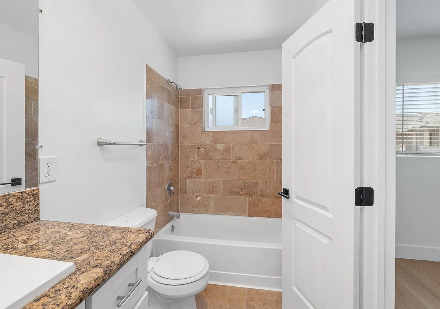 1413 Hemlock — Photo 4