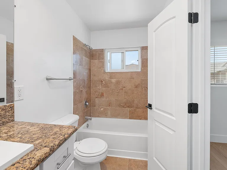 1413 Hemlock Ave — Photo 4