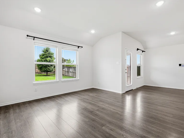 1810 Aslynn Cir — Photo 9