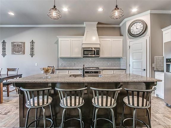 3rd image of 5712 Saint James Pl