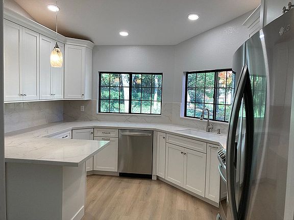 4th image of 8433 Creekridge Cir