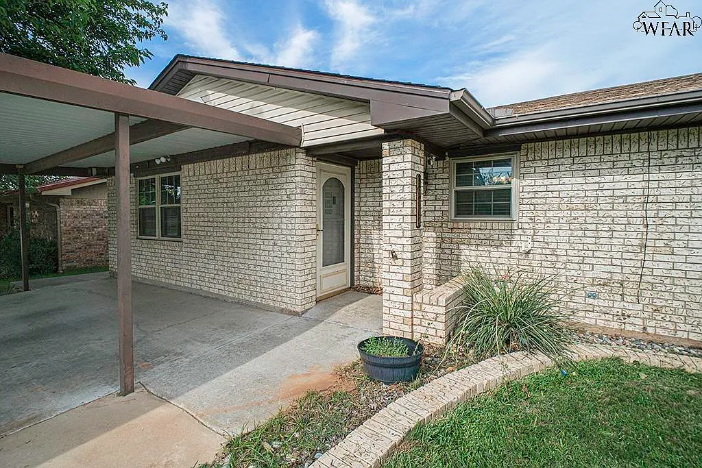3 bed, 2.5 bath, 1704 sqft, $2,100 — Photo 2