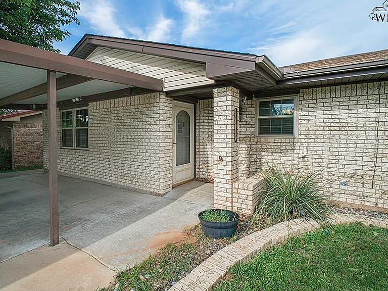 2905 S Bandera Dr — Photo 2