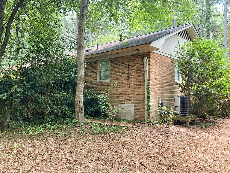 208 Bennington Dr — Photo 3