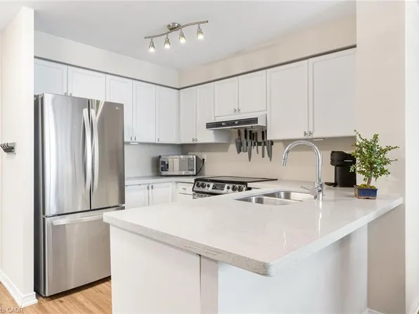 2565 Erin Centre Blvd #Penthouse 7, Mississauga, ON L5M 6Z8