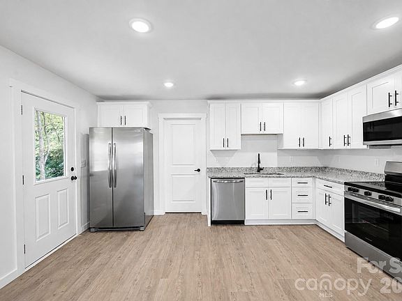 3rd image of 1050 5th St NE