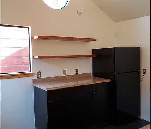 5th image of 744 Winslow St
