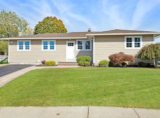 31 Diamond Dr, Plainview, NY 11803