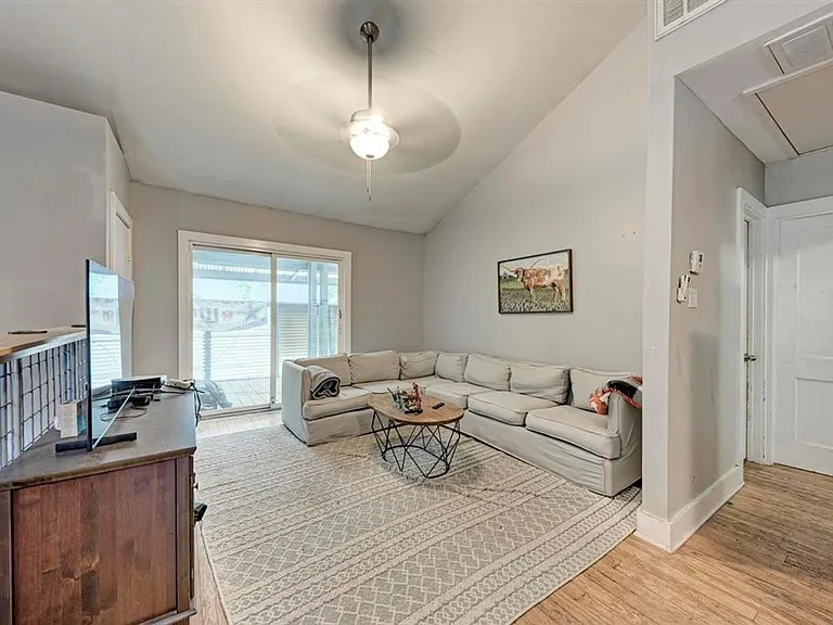 2834 Salado St — Photo 27