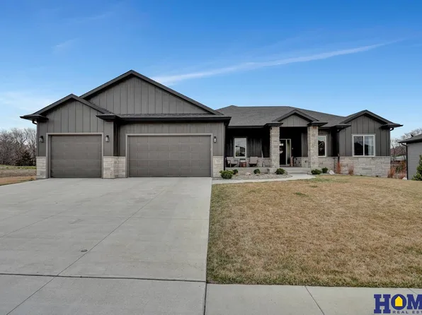 930 Park Dr, Hickman, NE 68372