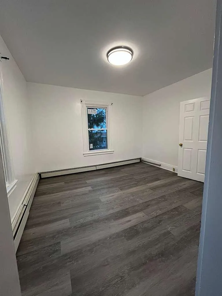 4 bed, $2,500 — Photo 2