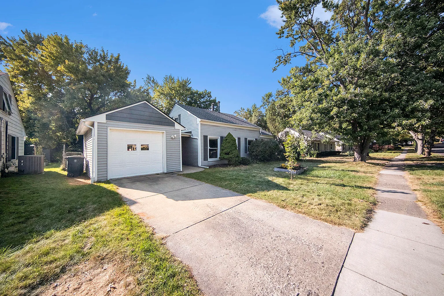 2424 Yost Blvd photo 1