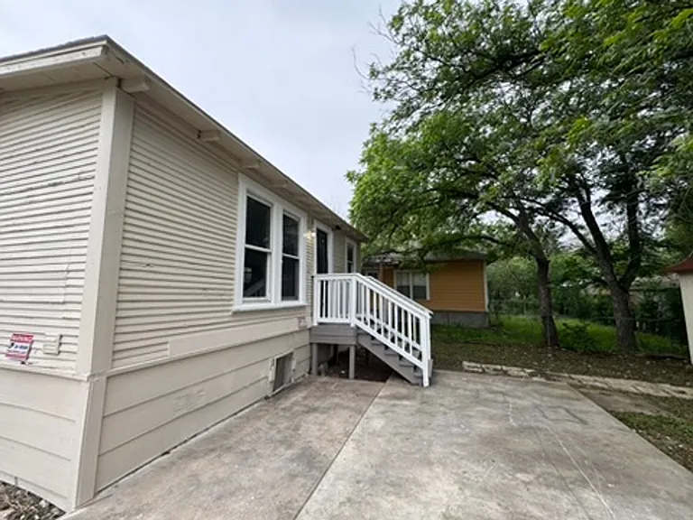 420 Clark Ave — Photo 16