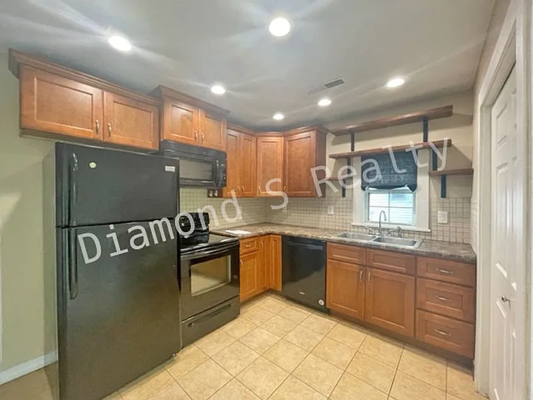 930 W Harrison St — Photo 4